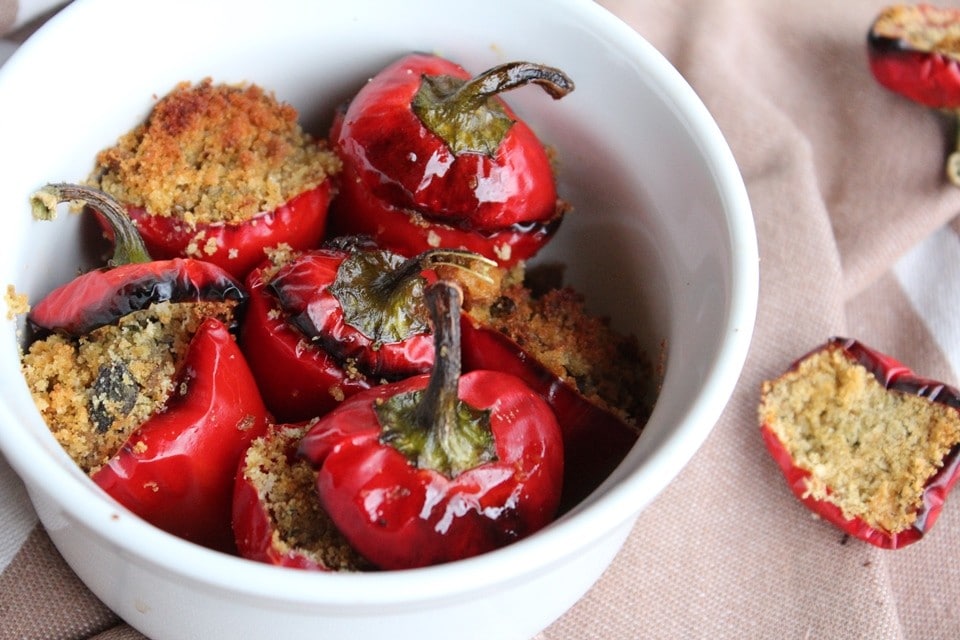 Peperoncini piccanti al forno con erbe e capperi ricetta