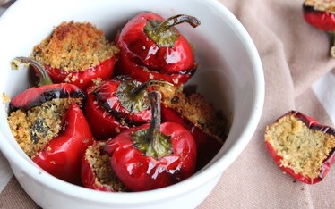 Peperoncini piccanti al forno con erbe e capperi