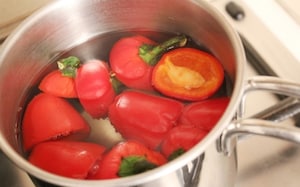 Preparazione Peperoncini piccanti al forno con erbe e capperi - Fase 1