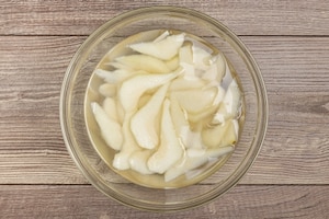 Preparazione Quiche con pere, salvia e fontina - Fase 1