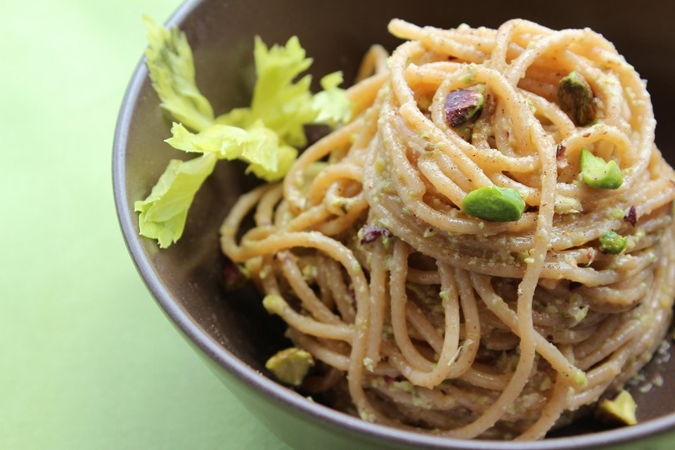 Spaghetti al pesto di sedano e pistacchi ricetta