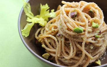 Spaghetti al pesto di sedano e pistacchi