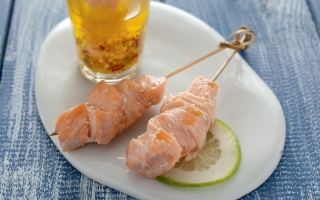 Spiedini di salmone in salsa agrodolce Spiedini di salmone in salsa agrodolce