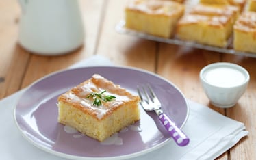 Torta morbida alle pesche bianche con glassa ai fiori d'arancio