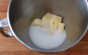 Preparazione Torta morbida alle pesche bianche con glassa ai fiori d'arancio - Fase 1