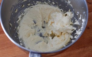 Preparazione Torta morbida alle pesche bianche con glassa ai fiori d'arancio - Fase 1