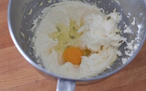 Preparazione Torta morbida alle pesche bianche con glassa ai fiori d'arancio - Fase 2