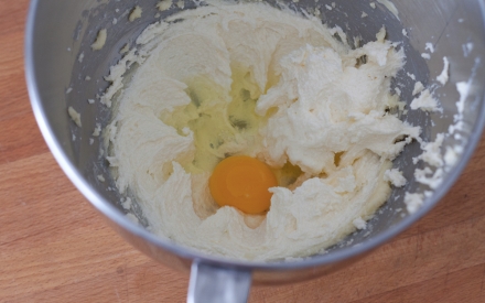Preparazione Torta morbida alle pesche bianche con glassa ai fiori d'arancio - Fase 2 Preparazione Torta morbida alle pesche bianche con glassa ai fiori d'arancio - Fase 2