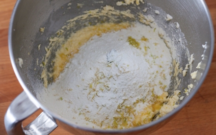 Preparazione Torta morbida alle pesche bianche con glassa ai fiori d'arancio - Fase 2 Preparazione Torta morbida alle pesche bianche con glassa ai fiori d'arancio - Fase 2