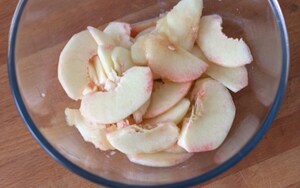 Preparazione Torta morbida alle pesche bianche con glassa ai fiori d'arancio - Fase 4