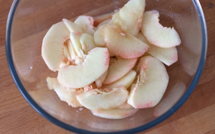 Preparazione Torta morbida alle pesche bianche con glassa ai fiori d'arancio - Fase 4 Preparazione Torta morbida alle pesche bianche con glassa ai fiori d'arancio - Fase 4