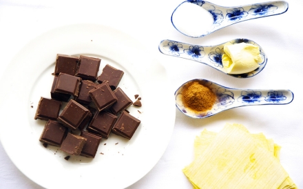 Preparazione Wonton dolci al cioccolato e cannella - Fase 1 Preparazione Wonton dolci al cioccolato e cannella - Fase 1