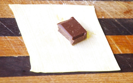 Preparazione Wonton dolci al cioccolato e cannella - Fase 1 Preparazione Wonton dolci al cioccolato e cannella - Fase 1