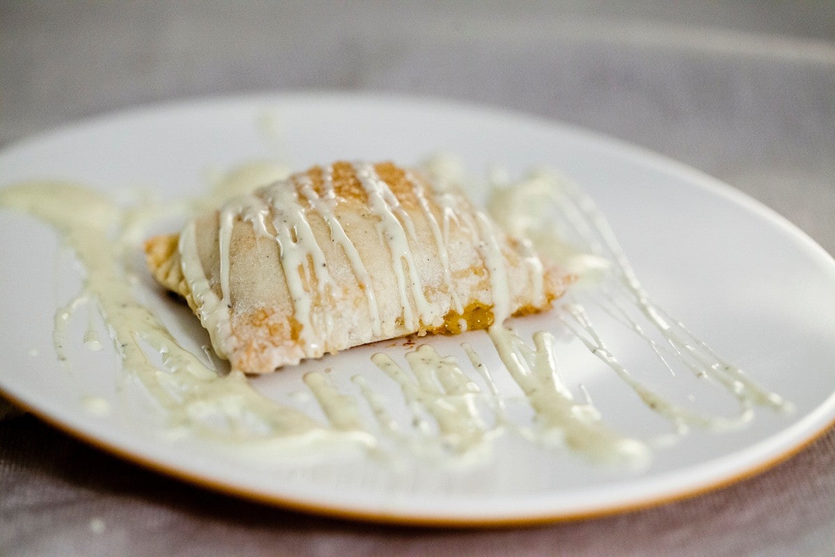 Tortelli croccanti d'albicocche e zenzero, salsa al cioccolato bianco al pepe ricetta