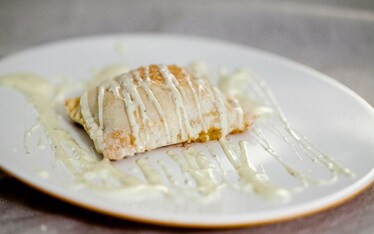 Tortelli croccanti d'albicocche e zenzero, salsa al cioccolato bianco al pepe