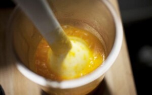 Preparazione Vellutata di albicocche e caprino con prosciutto croccante e capperi - Fase 2