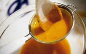 Preparazione Vellutata di albicocche e caprino con prosciutto croccante e capperi - Fase 2