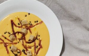 Preparazione Vellutata di albicocche e caprino con prosciutto croccante e capperi - Fase 3