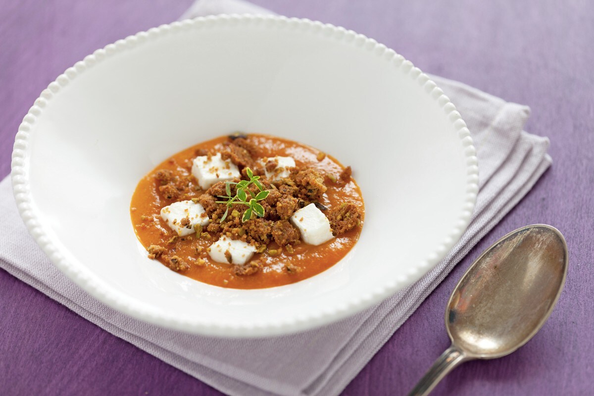 Zuppa fredda di albicocche, robiola di Roccaverano e crumble ai pistacchi ricetta