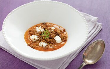 Zuppa fredda di albicocche, robiola di Roccaverano e crumble ai pistacchi