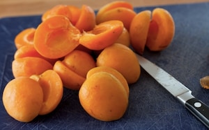 Preparazione Zuppa fredda di albicocche, robiola di Roccaverano e crumble ai pistacchi - Fase 1