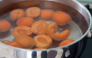 Preparazione Zuppa fredda di albicocche, robiola di Roccaverano e crumble ai pistacchi - Fase 1