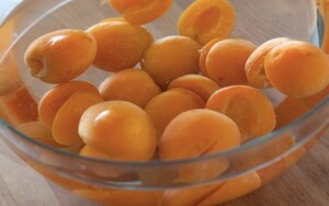 Preparazione Zuppa fredda di albicocche, robiola di Roccaverano e crumble ai pistacchi - Fase 2