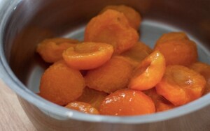 Preparazione Zuppa fredda di albicocche, robiola di Roccaverano e crumble ai pistacchi - Fase 2