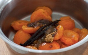 Preparazione Zuppa fredda di albicocche, robiola di Roccaverano e crumble ai pistacchi - Fase 3