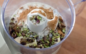 Preparazione Zuppa fredda di albicocche, robiola di Roccaverano e crumble ai pistacchi - Fase 5