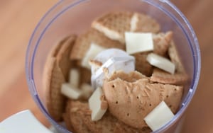 Preparazione Cheesecake ai mirtilli - Fase 1