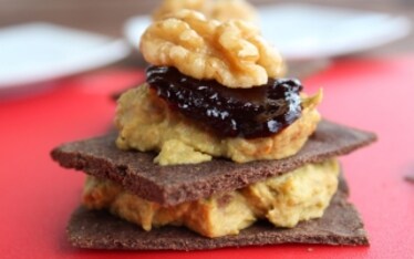 Cialdine ai semi di lino con fave e noci