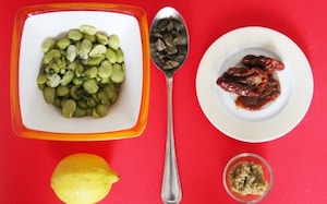 Preparazione Cialdine ai semi di lino con fave e noci - Fase 1