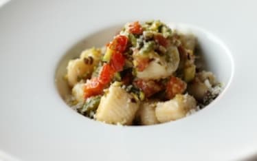 Gnocchi di ricotta al sugo di zucchine e pomodori
