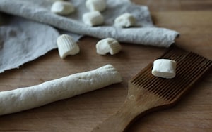 Preparazione Gnocchi di ricotta al sugo di zucchine e pomodori - Fase 1