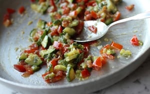 Preparazione Gnocchi di ricotta al sugo di zucchine e pomodori - Fase 2