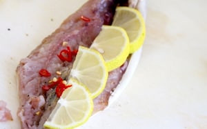 Preparazione Sgombro al limone e peperoncino - Fase 1