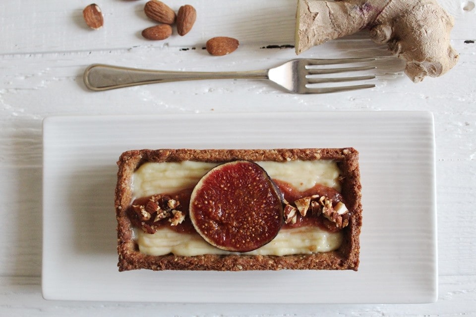 Crostata alle mandorle con crema allo zenzero e fichi ricetta