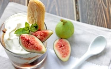 Fichi con yogurt greco, mascarpone e savoiardi morbidi