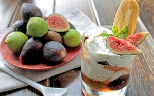 Preparazione Fichi con yogurt greco, mascarpone e savoiardi morbidi - Fase 2