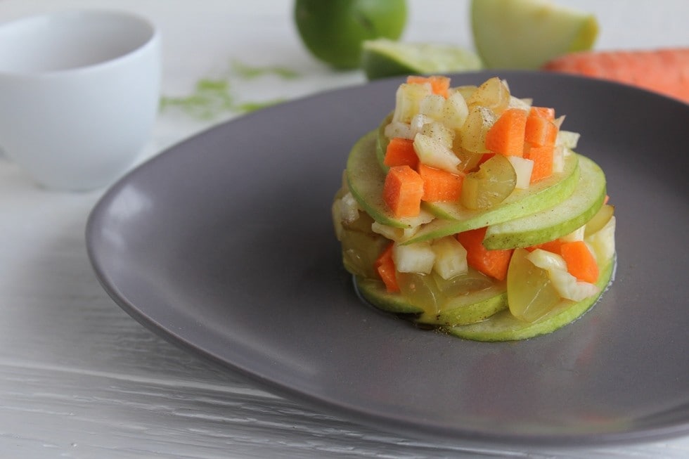 Insalata di frutta e verdura con tè bianco e lime ricetta