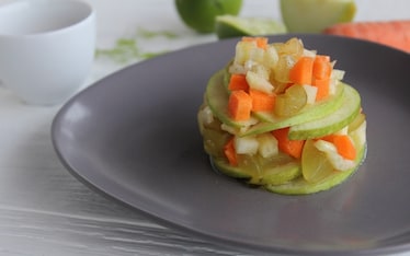 Insalata di frutta e verdura con tè bianco e lime