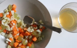 Preparazione Insalata di frutta e verdura con tè bianco e lime - Fase 2