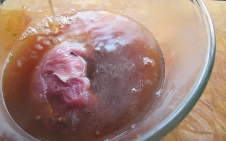 Preparazione Maiale in crosta d'erbe con salsa al miele e peperoncino - Fase 1 Preparazione Maiale in crosta d'erbe con salsa al miele e peperoncino - Fase 1