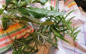 Preparazione Maiale in crosta d'erbe con salsa al miele e peperoncino - Fase 3