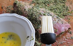 Preparazione Maiale in crosta d'erbe con salsa al miele e peperoncino - Fase 4