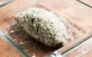 Preparazione Maiale in crosta d'erbe con salsa al miele e peperoncino - Fase 6