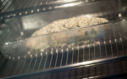 Preparazione Maiale in crosta d'erbe con salsa al miele e peperoncino - Fase 7 Preparazione Maiale in crosta d'erbe con salsa al miele e peperoncino - Fase 7
