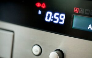 Preparazione Maiale in crosta d'erbe con salsa al miele e peperoncino - Fase 7