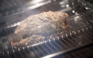 Preparazione Maiale in crosta d'erbe con salsa al miele e peperoncino - Fase 8